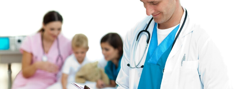 medico guarda cartella clinica con pazienti in lontananza