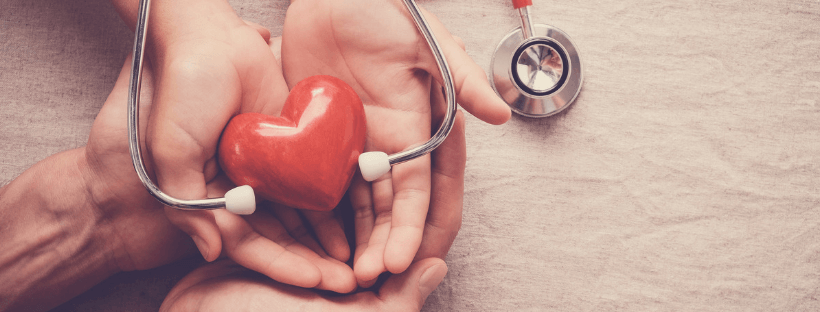 mani con un cuore e lo stetoscopio