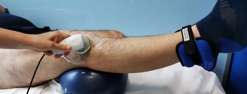 paziente fa una fisioterapia alla gamba